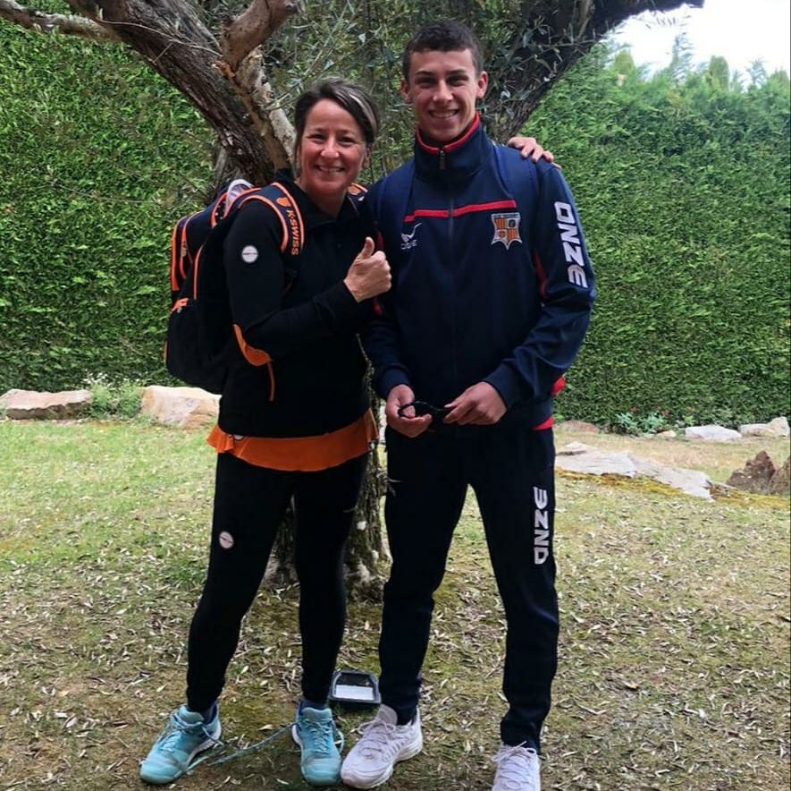 entrenadora con un chico