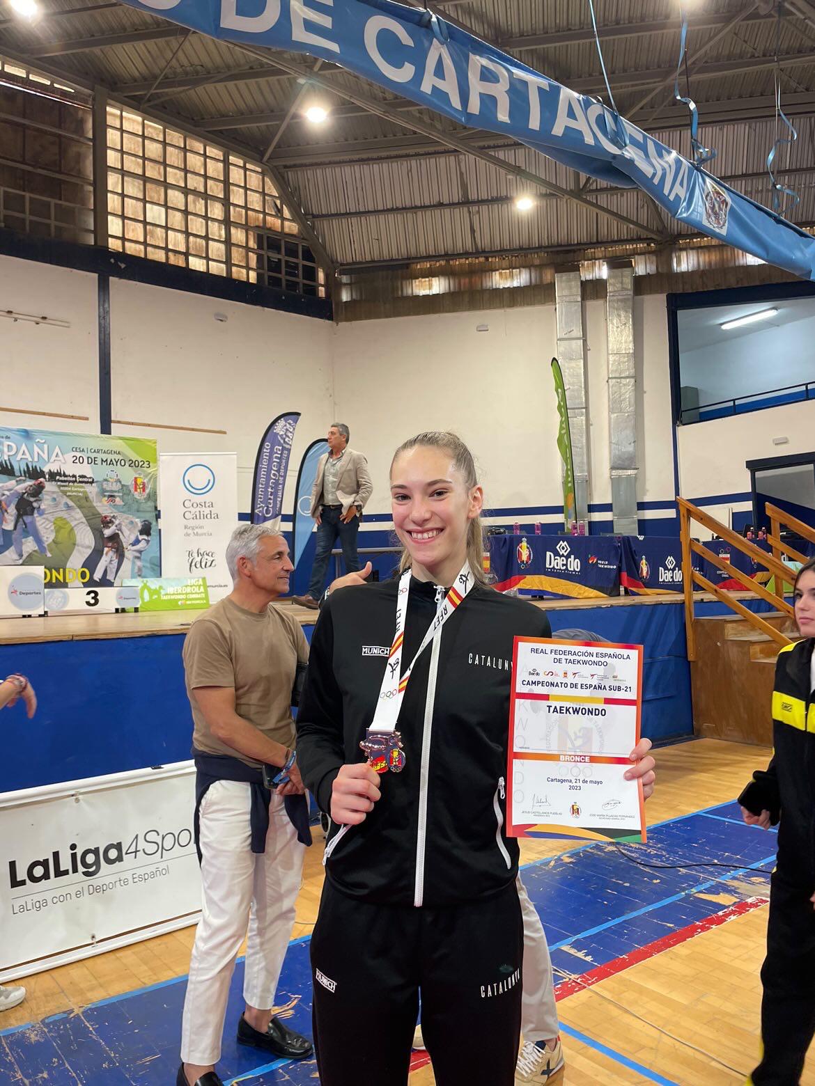 chica deportista con un premio
