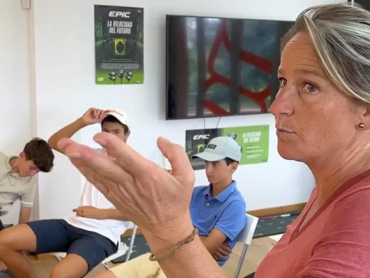 personas en campo de golf
